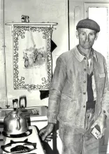 André Chapuis montrant sa cuisinière à 4 brûleurs fonctionnant au gaz de fumier en mai 1975